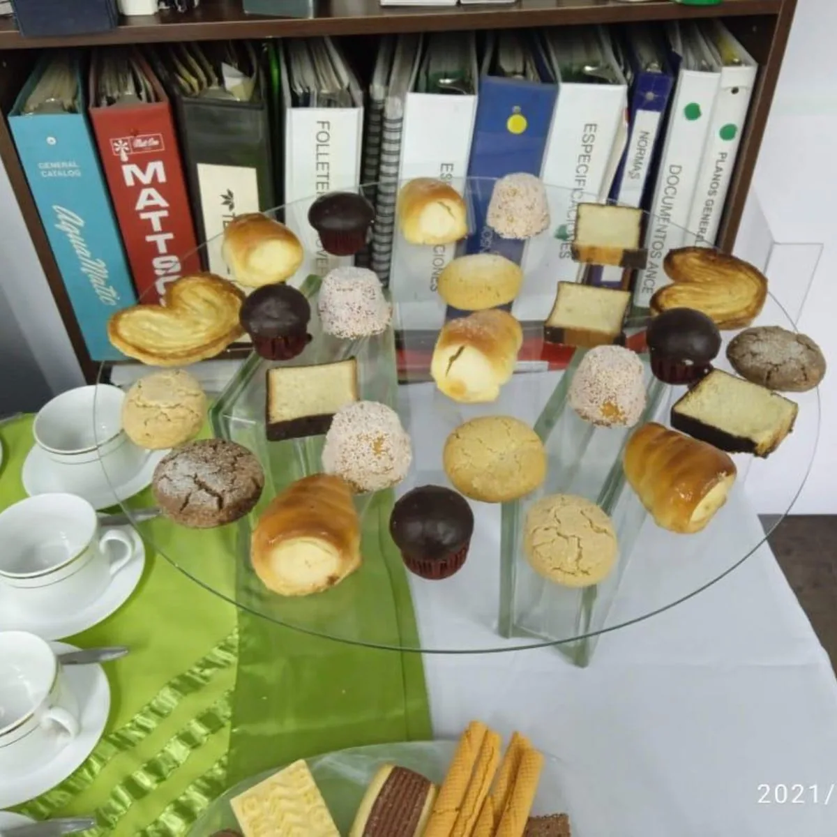 Selección de bocadillos y bebidas sobre una mesa