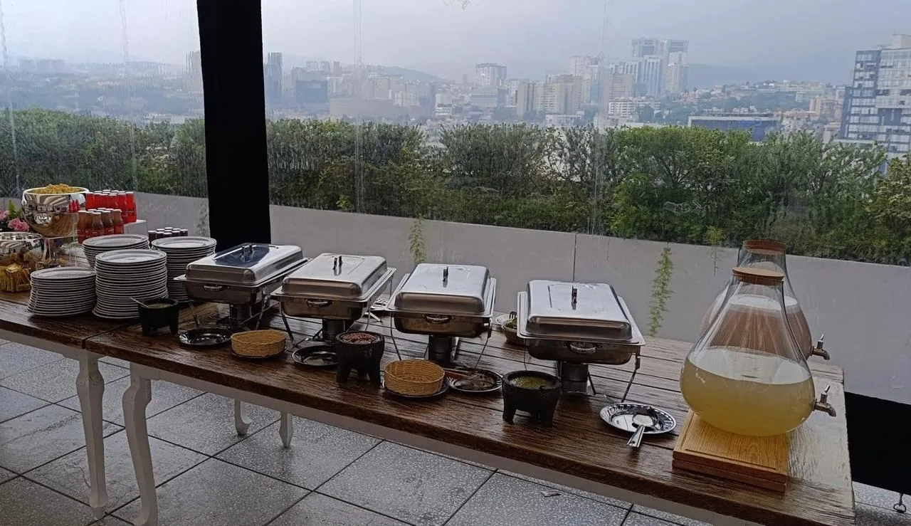 Servicio de alimentos dispuesto junto a un ventanal
