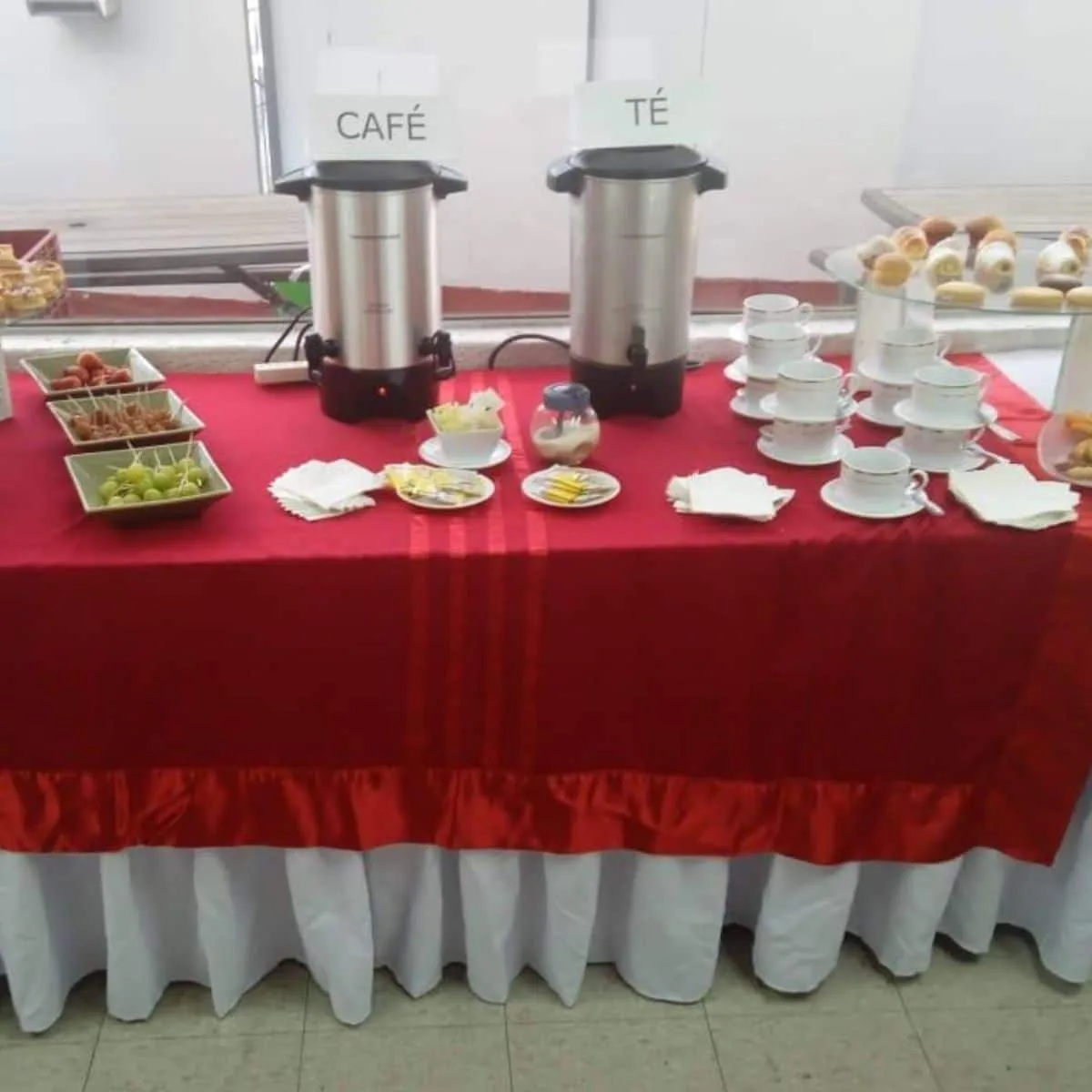 Estación de café y té con tazas y bocadillos