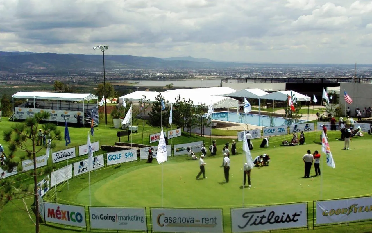 Montaje de carpas en un evento al aire libre