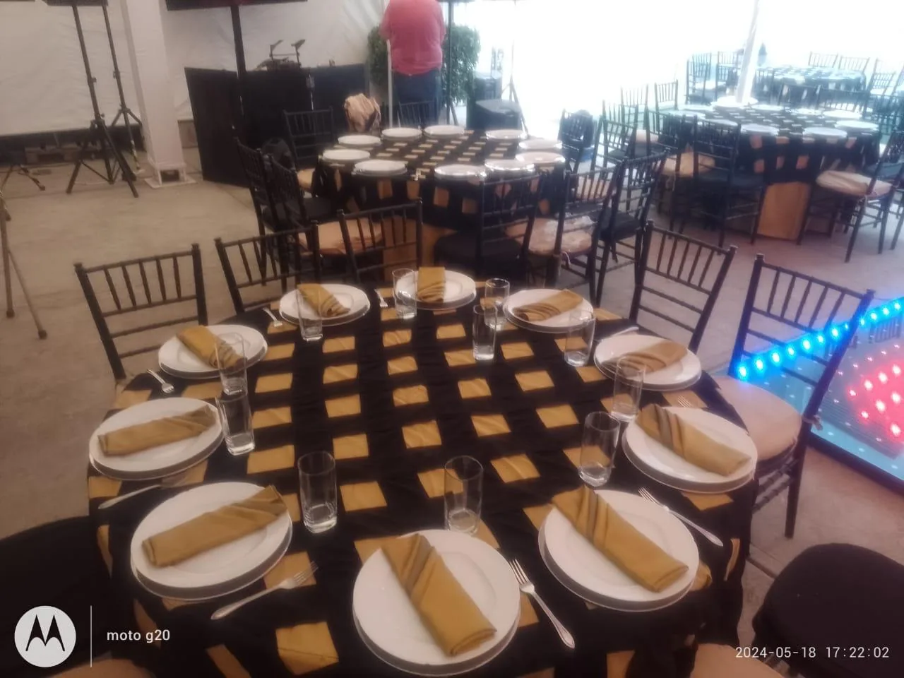 Mesas redondas con vajilla y montaje para una celebración