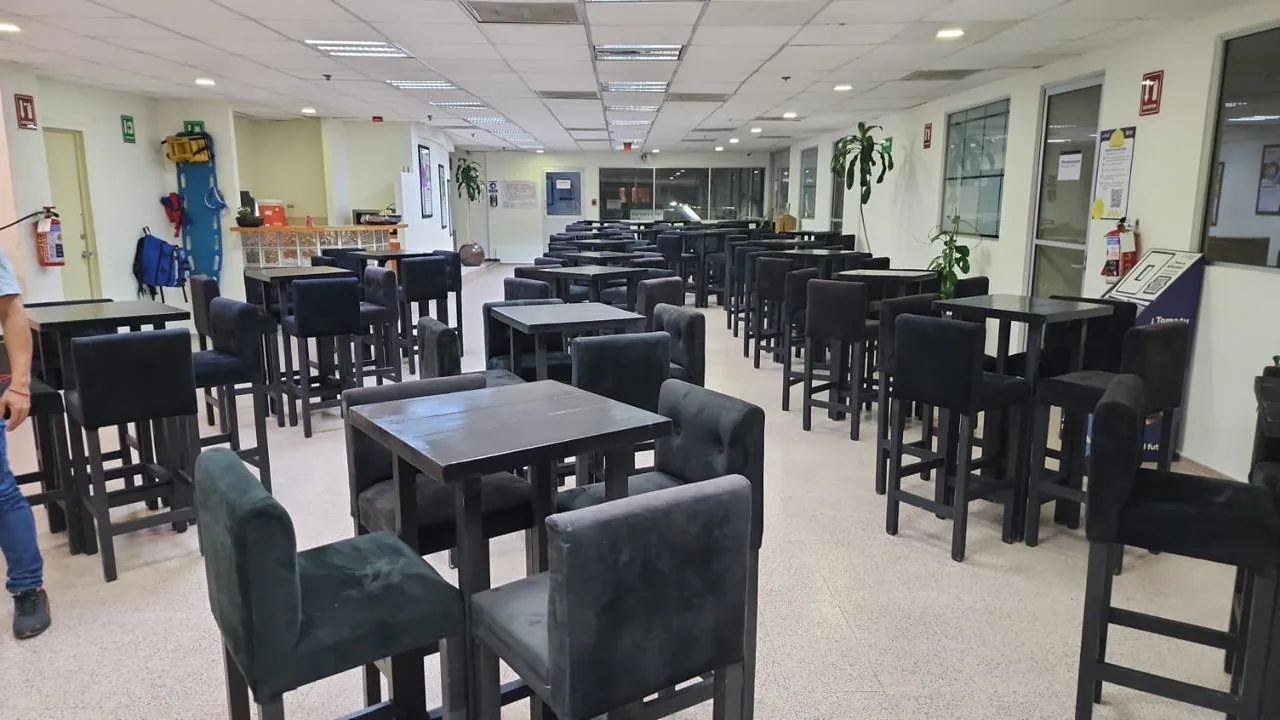 Mesas y sillas altas distribuidas en un salón
